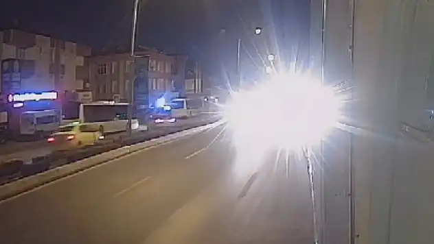 Ataşehir'de otomobil İETT otobüsüne çarptı: 1 ölü 2 yaralı