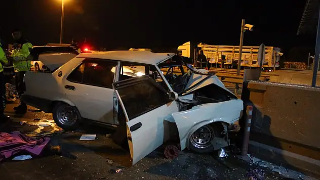 Otomobil, otoyol gişesinin beton bariyerine çarptı: 2 ölü, 5 yaralı
