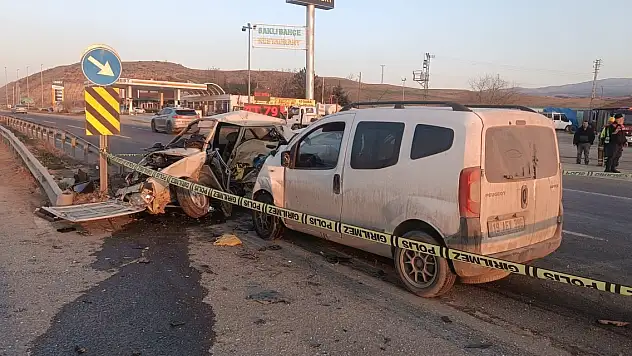 Kırıkkale'de hafif ticari araç ile otomobil çarpıştı: 2 ölü, 2 yaralı