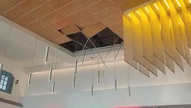 AVM'de yemek yiyen kişinin üstüne asma tavan düştü