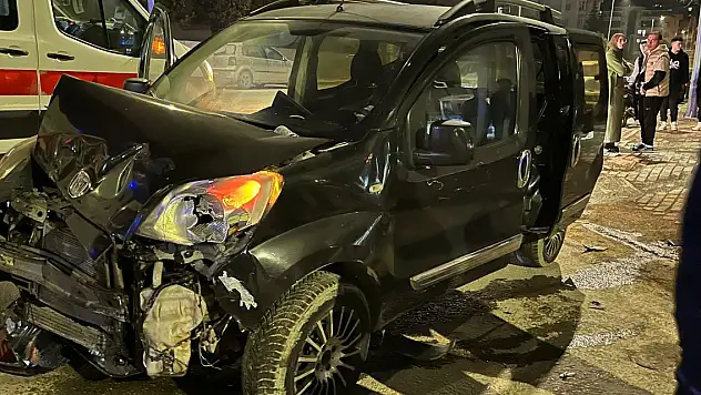 Bursa'da hafif ticari araç ile otomobil çarpıştı: 4 yaralı