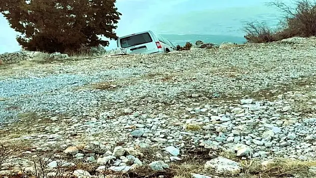 Araç kayalıklarda asılı kaldı