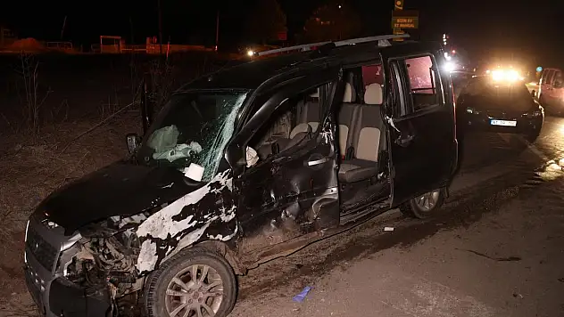 Sivas'ta minibüs ile hafif ticari araç çarpıştı: 2'si ağır 7 kişi yaralandı