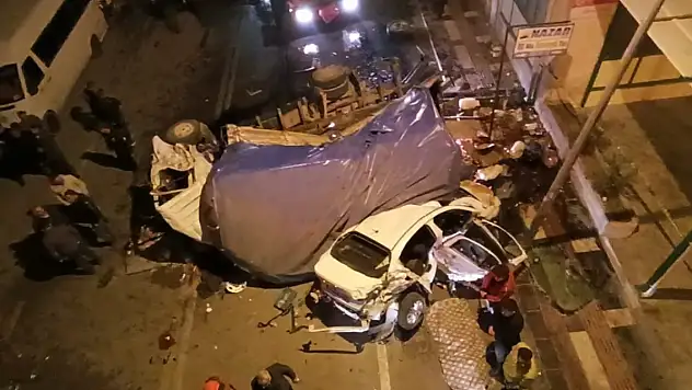 Şanlıurfa'da bir kamyon çarptığı otomobille birlikte üst geçitten düştü: 3 ölü, 22 yaralı