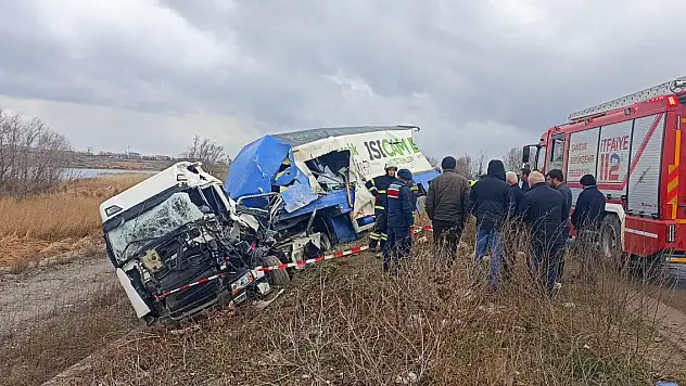 2 TIR kafa kafaya çarpıştı 1 ölü, 2 ağır yaralı