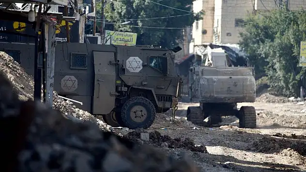 İşgalci İsrail, Batı Şeria'da içinde sivillerin olduğu evi yıktı