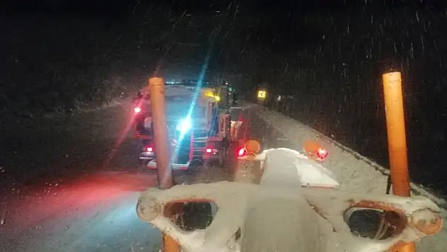 Antalya'yı Konya'ya bağlayan Alacabel'de kar yağışı başladı