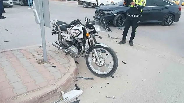 Konya'da Hastane Kavşağında otomobil ile motosiklet çarpıştı