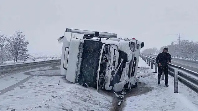 Konya'da saman balyası yüklü tır devrildi: 2 yaralı