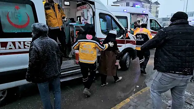 Aksaray-Konya Karayolunda minibüs ile otomobil çarpıştı: 4 yaralı