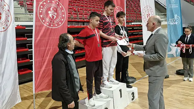 Liseli taekwondocular kıyasıya mücadele etti