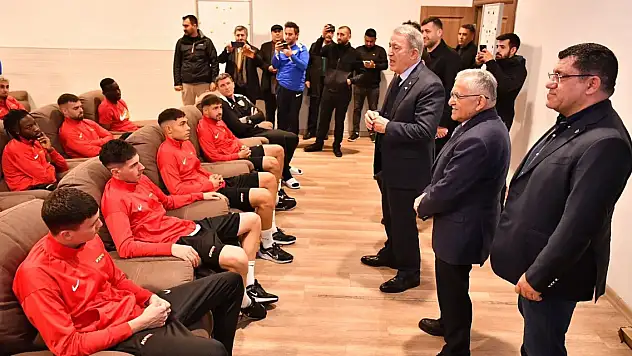 Tıkla...Hulusi Akar'dan Konyaspor maçı öncesi ziyaret!