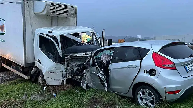 Araçlar kafa kafaya çarpıştı: 1 ölü
