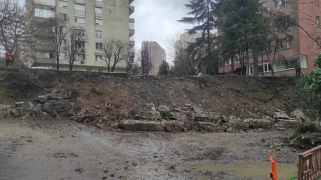 8 aracın üzerine yıkıldı