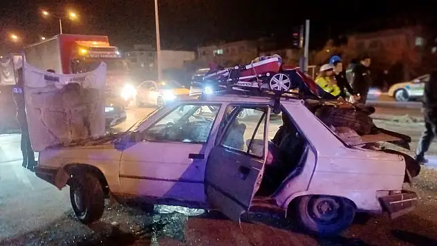 İki otomobil kafa kafaya çarpıştı: 2'si ağır 5 yaralı