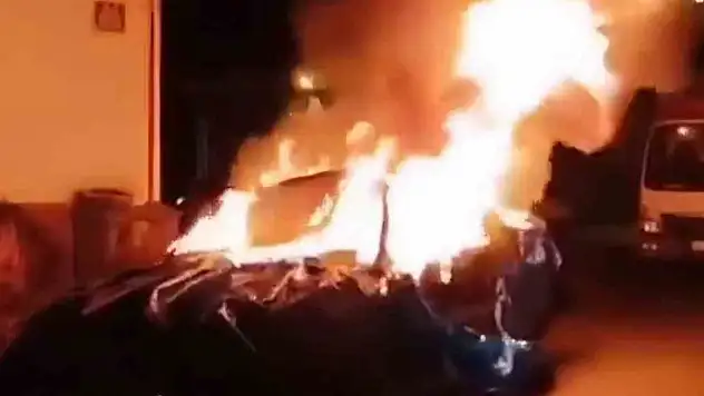 Sanayideki araç alev topuna döndü