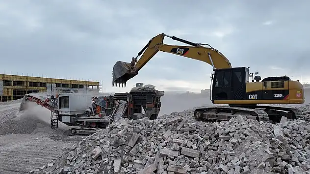 Karatay Belediyesi sahadan topluyor, geleceğe kazandırıyor