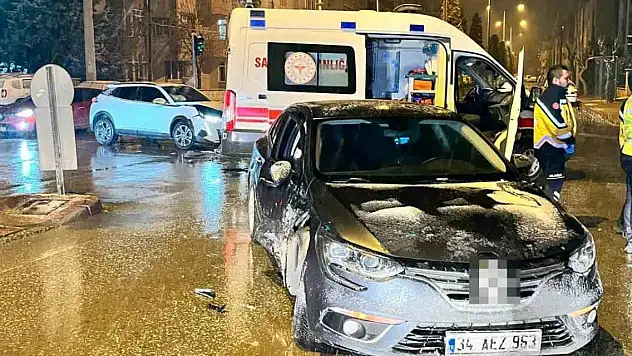 Konya'da otomobiller çarpıştı: 1 yaralı