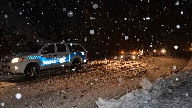 Antalya'yı Konya'ya bağlayan Alacabel'de tipi etkili oluyor