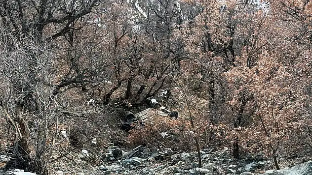 Otomobil 400 metrelik uçuruma yuvarlandı