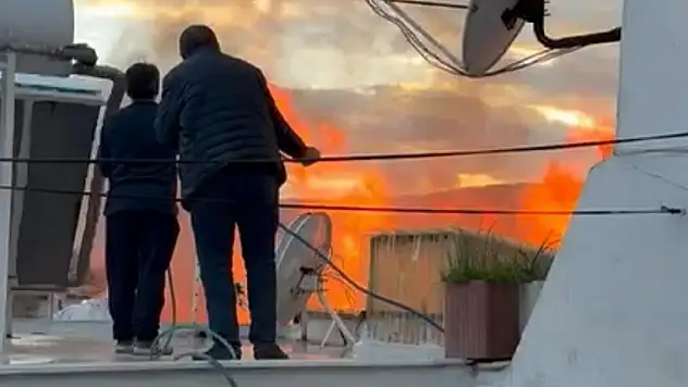 Elektrik kontağından çıkan yangın, evi kullanılmaz hale getirdi