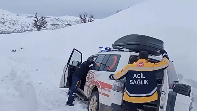 Ambulans kara saplandı, hastayı iş makinesi aldı