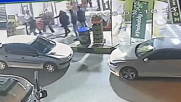 Köpeklerden kaçmak için sığındığı markette darbedilip bıçaklandılar!