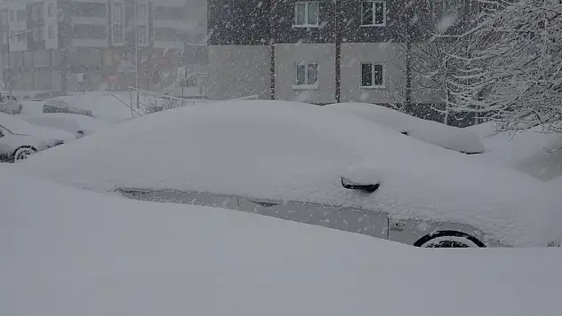 Kar kalınlığı 70 santime ulaştı! Araçlar kar altında kaldı