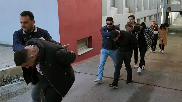 Kendini infaz koruma memuru olarak tanıtıp, 690 bin TL dolandırdı