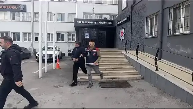 Kendini vali olarak tanıtıp iş adamlarını dolandırdı