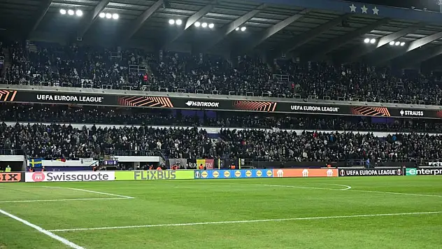 Anderlecht-Fenerbahçe mücadelesi tribündeki ırkçı davranışlar nedeniyle durdu