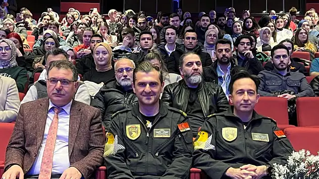 SOLOTÜRK pilotları, 'İkaf'25'te gençlerle buluştu