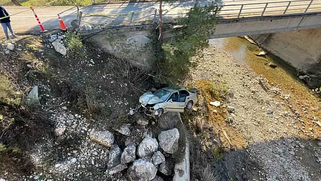 Yoldan çıkan otomobil, köprüden uçtu, sürücü hayatını kaybetti