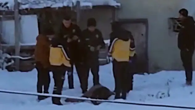 Ailesiyle birlikte yaşadığı evinin yakınındaki karla kaplı arazide ölü bulundu