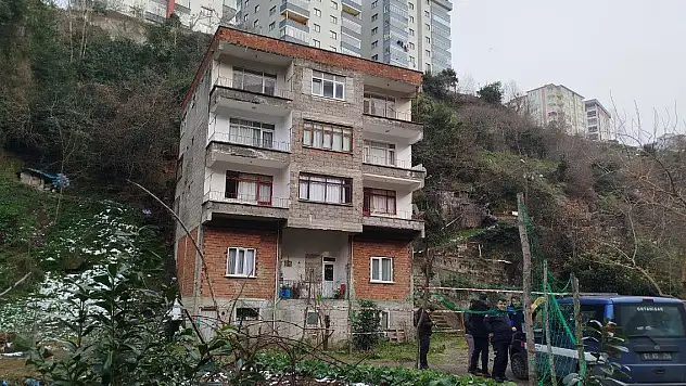 Trabzon'da heyelan... 4 katlı bina boşaltıldı