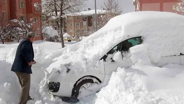 Kar altında araçlarını aradılar