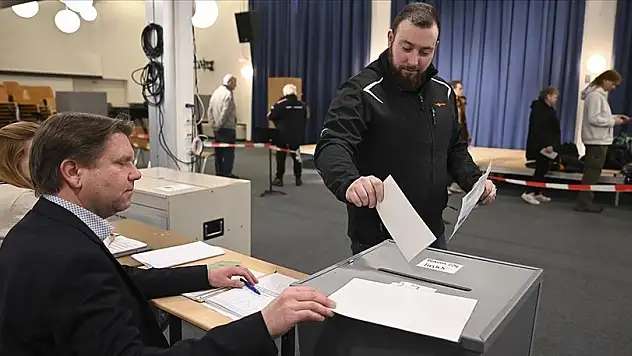 Almanya'da halk erken genel seçimler için sandık başında