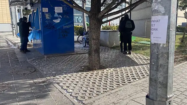 Kent merkezinde direğin üzerine yapıştırılan ilginç yazı dikkat çekti