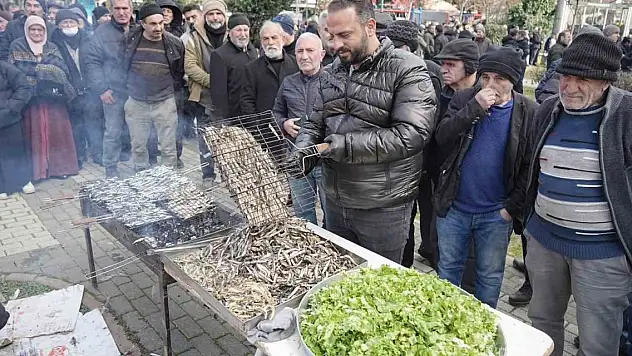 Binlerce kişi, 1 ton hamsi için bekledi