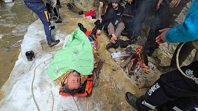 Buz kaplı yoldan çıktı, 30 metreden uçtu