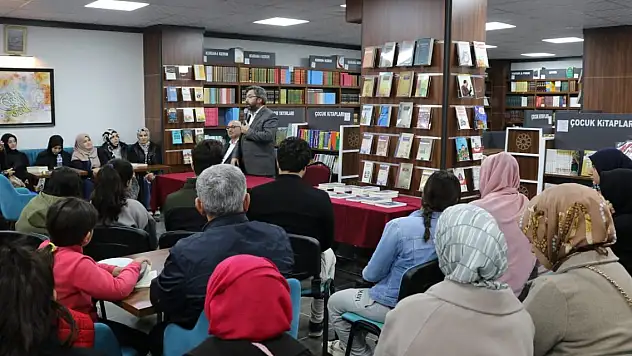 Mehmet Toker Mersin'de okurlarıyla buluştu