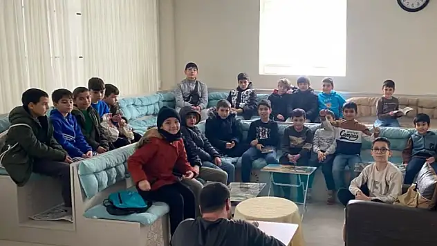 Meram'da genç gönüllüler çocuklarla buluştu