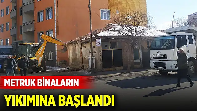 Yunak'ta metruk binaların yıkımına başlandı