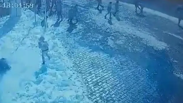 Başına buz kütlesi düştü! Öğrenci ağır yaralandı