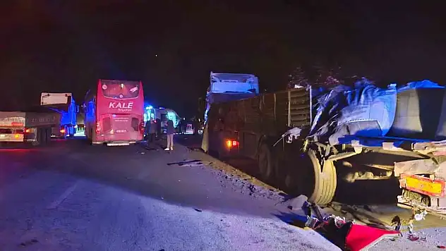 Yolcu otobüsü tıra çarptı! Çok sayıda yaralı var