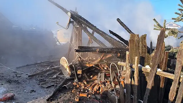 2 katlı ahşap evde gece yarısı yangın 1 ölü, 1 yaralı