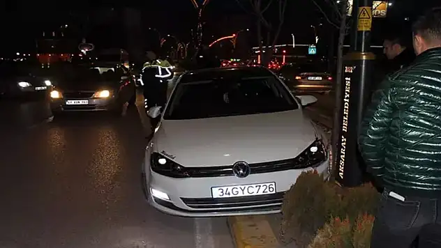 Aksaray'da sürücü önce yayaya ardından direğe çarptı: 'Alkollüyüm, ehliyetimi alabilirsiniz'