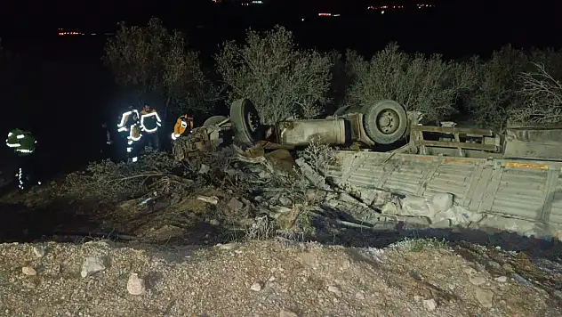 Mersin'de şarampole devrilen kamyondaki 2 kişi öldü