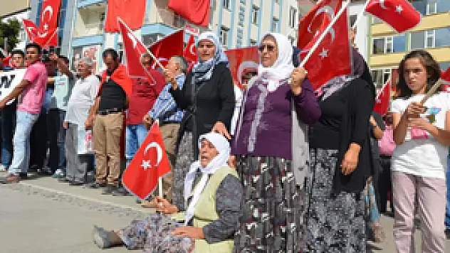 Şehit annesi eyleme katılarak terörü lanetledi