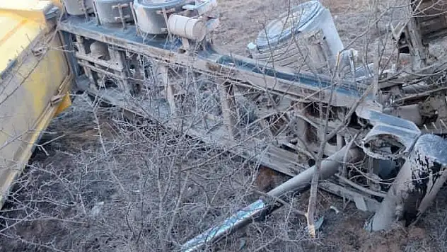 Ankara'da kontrolden çıkan tır uçurumdan yuvarlandı: 1 ölü, 1 yaralı